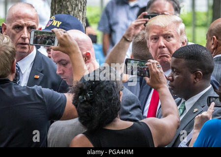 New York, Stati Uniti d'America, 11 settembre 2016. Il presidente statunitense Donald Trump (candidato al momento) è circondata da guardie del corpo come gli astanti tentativo di scatto di foto o Foto Stock