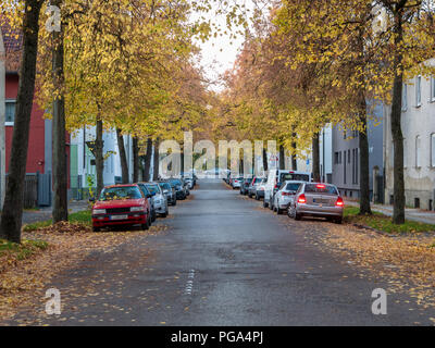 Vicolo nella città di Augsburg durante la caduta Foto Stock