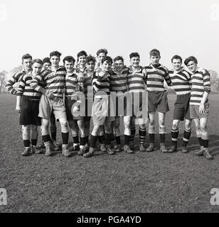 Degli anni Cinquanta, storico, per Amatori rugby union, un gruppo di giovani maschi adulti rugby football giocatori assieme al di fuori del passo, Inghilterra, Regno Unito. Foto Stock