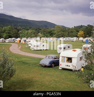 1970, storico roulotte in un campo, Killin, vicino a Loch Tay, Scotland, Regno Unito Foto Stock