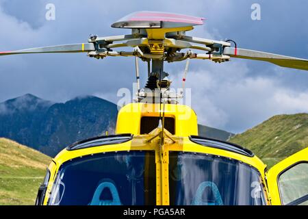 Elicottero giallo close up sui rotori. Veicolo in aria, struttura integrata, oro, elicottero, oggetto realizzato Foto Stock