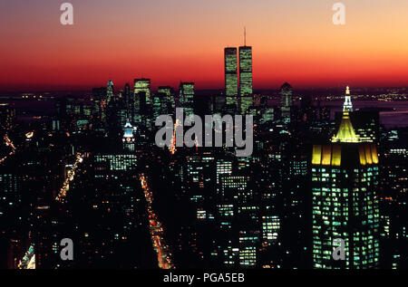 L'annata 1986 vista sullo skyline di Manhattan con il World Trade Center di torri di stagno, NYC, STATI UNITI D'AMERICA Foto Stock