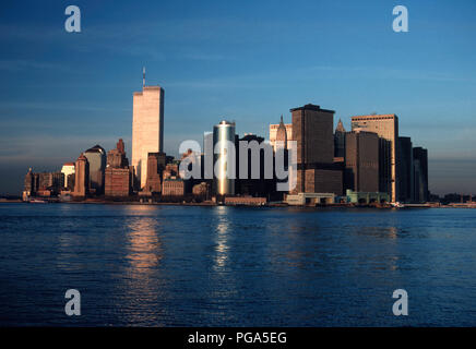 Vintage del 1989 Vista inferiore dello Skyline di Manhattan con le Torri Gemelle del World Trade Center, New York, Stati Uniti d'America Foto Stock