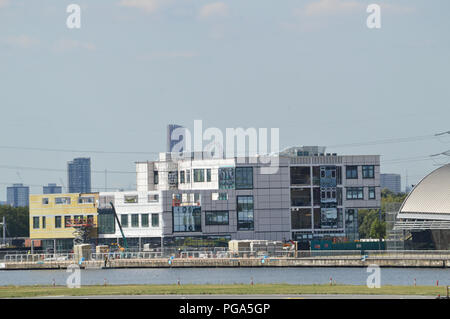 La costruzione di nuovi edifici per il London Design e ingegneria UTC quasi completa al Royal Albert Dock a Londra il Royal Docks Foto Stock