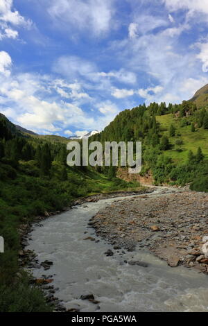 Avvolgimento di fiume di montagna nei pressi di Obergurgl, Alpi Oetztal in Tirolo, Austria. Foto Stock