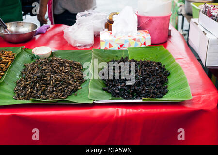 Il cibo thai piccante fritto di vermi e insetti a street market alimentare Foto Stock