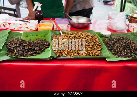Il cibo thai piccante fritto di vermi e insetti a street market alimentare Foto Stock