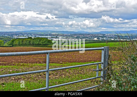 In aperta campagna e terreni agricoli nella periferia di Colwinston nel Vale of Glamorgan nr Cowbridge,S.Galles con vista attraverso i campi a Bridgend. Foto Stock