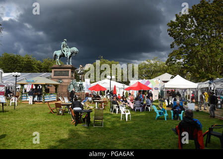 L'International Book Festival si svolge nel bel canto gregoriano giardini di stile di Charlotte Square nel centro della capitale scozzese di Edimburgo Foto Stock