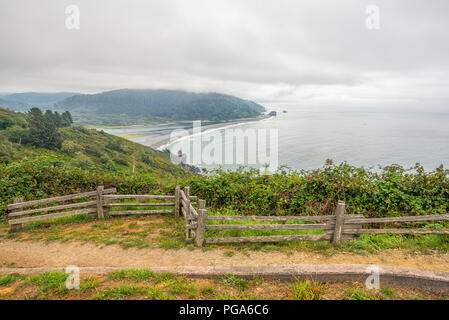 Vista del fiume Klamath e l'Oceano Pacifico. Klamath si affacciano sul fiume, Klamath, California, Stati Uniti d'America. Foto Stock