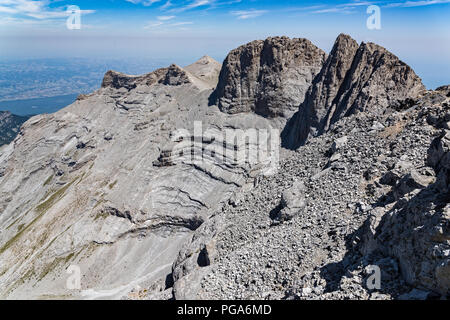 Vista di Mytikas e Stefani, due delle più alte cime del monte Olimpo in Grecia, casa delle antiche divinità greche Foto Stock