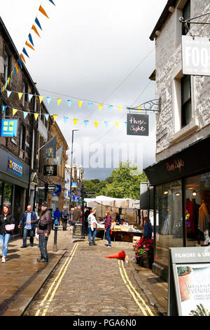 Viste lungo Sheep Street Skipton con pioggia nuvole aleggiano tettuccio Foto Stock