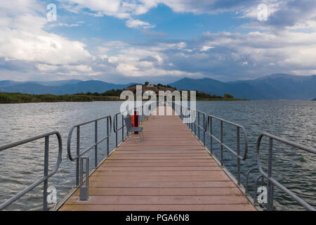 Vista del ponte galleggiante a Mikri (piccole) lago Prespa nella Grecia settentrionale Foto Stock