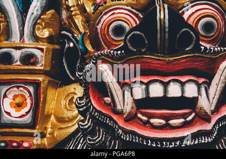 Primo piano della dettagliata e colorato scolpiti tempio Balinese Guardian statue; Bali, Indonesia Foto Stock