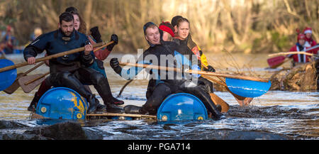 I partecipanti in Matlock Boxing Day Raft Race 2016 Matlock, Derbyshire, Inghilterra Foto Stock