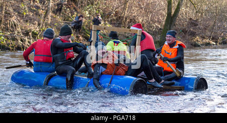 I partecipanti in Matlock Boxing Day Raft Race 2016 Matlock, Derbyshire, Inghilterra Foto Stock