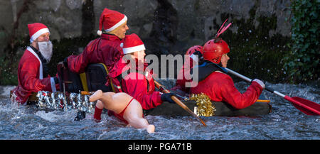 I partecipanti in Matlock Boxing Day Raft Race 2016 Matlock, Derbyshire, Inghilterra Foto Stock