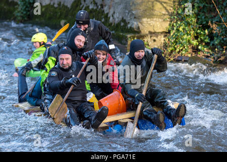 I partecipanti in Matlock Boxing Day Raft Race 2016 Matlock, Derbyshire, Inghilterra Foto Stock