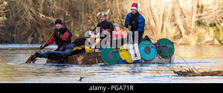 I partecipanti in Matlock Boxing Day Raft Race 2016 Matlock, Derbyshire, Inghilterra Foto Stock