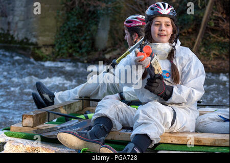 I partecipanti in Matlock Boxing Day Raft Race 2016 Matlock, Derbyshire, Inghilterra Foto Stock