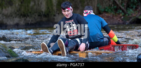 I partecipanti in Matlock Boxing Day Raft Race 2016 Matlock, Derbyshire, Inghilterra Foto Stock