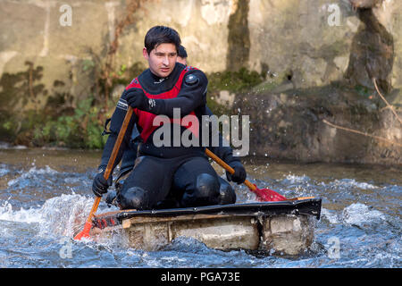 I partecipanti in Matlock Boxing Day Raft Race 2016 Matlock, Derbyshire, Inghilterra Foto Stock