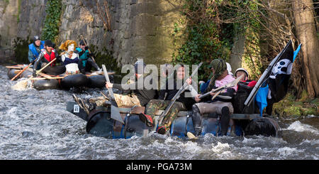 I partecipanti in Matlock Boxing Day Raft Race 2016 Matlock, Derbyshire, Inghilterra Foto Stock