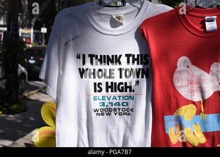 Ottenere alta teeshirt in vendita a Woodstock, nello stato di New York, Stati Uniti d'America Foto Stock