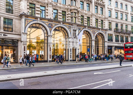 Una tipica vista in central London REGNO UNITO Foto Stock