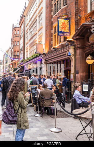 Una tipica vista in central London REGNO UNITO Foto Stock