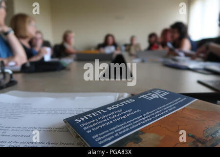 I partecipanti dell'agenzia turistica ROOTKA che si specializzano in tour del patrimonio ebraico nell'Europa orientale durante un incontro nell'hotel Denister nella città di Lviv Ucraina occidentale Foto Stock