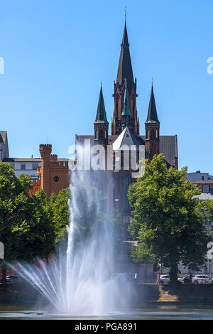 Neogotica chiesa di San Paolo, anteriore fontana in Pfaffenteich, Schwerin, Meclemburgo-Pomerania Occidentale, Germania Foto Stock