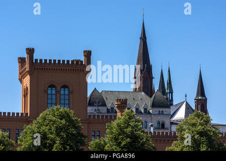 Torri del neo-gotica Chiesa di San Paolo, la torre di sinistra del Ministero dell'Interno, Schwerin, Meclemburgo-Pomerania Occidentale Foto Stock