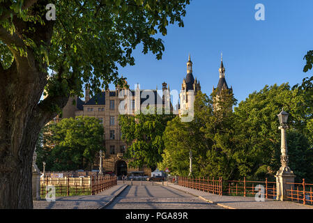 Castello di Schwerin con ponte per il giardino del castello nella luce della sera, Schwerin, Meclemburgo-Pomerania Occidentale, Germania Foto Stock