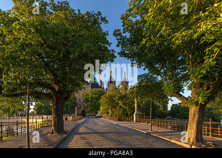 Castello di Schwerin con ponte per il giardino del castello nella luce della sera, Schwerin, Meclemburgo-Pomerania Occidentale, Germania Foto Stock