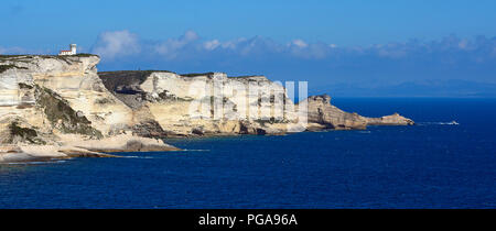 Aspre scogliere di gesso, mare blu turchese e la torre di guardia, scogliere, Bonifacio, Corsica, Francia Foto Stock