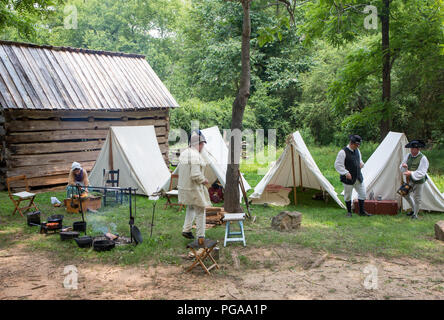 Famiglia MCCONNELLS, SC (USA) - Luglio 14, 2018: guerra rivoluzionaria reenactors ricreare un accampamento militare a Brattonsville storico. Foto Stock