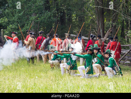 Famiglia MCCONNELLS, SC (USA) - Luglio 14, 2018: guerra rivoluzionaria reenactors in British uniformi di ricreare la battaglia di Huck la sconfitta a Brattonsville storico Foto Stock