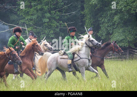 Famiglia MCCONNELLS, SC (USA) - Luglio 14, 2018: guerra rivoluzionaria reenactors in British uniformi di ricreare la battaglia di Huck la sconfitta a Brattonsville storico Foto Stock