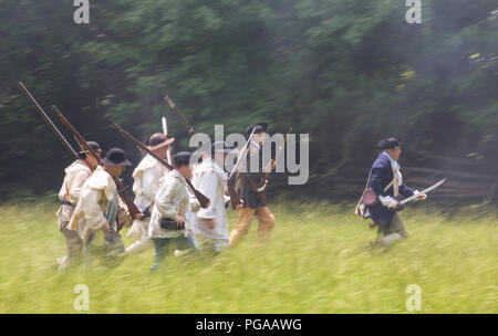 Famiglia MCCONNELLS, SC (USA) - Luglio 14, 2018: guerra rivoluzionaria reenactors in rappresentanza di American Patriots ricreare la battaglia di Huck la sconfitta. Foto Stock