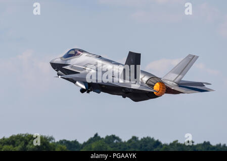 Lockheed Martin F-35A Lightning II dell'USAF, United States Air Force, decollando con postbruciatore a riscaldamento presso RIAT, Royal International Air Tattoo Foto Stock