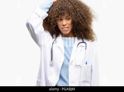 African American medico donna, medico professionale di lavoro dubbio espressione, confondere e concetto di meraviglia, futuro incerto Foto Stock