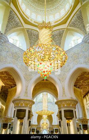 Grande lampadario e dettagli interni di Sheikh Zayed Grande Moschea di Abu Dhabi, Emirati arabi uniti Foto Stock