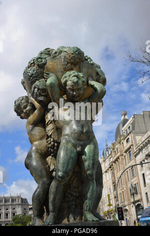 Statua di "i ragazzi - l' abbondanza da Henrique Moreira sulla Avenida dos Aliados a Porto, Portogallo. Foto Stock