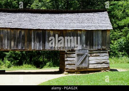 Cades Cove Parco Nazionale ci ha portato a queste belle vecchie cabine e fienili - amore gli angoli e i toni di legno Foto Stock