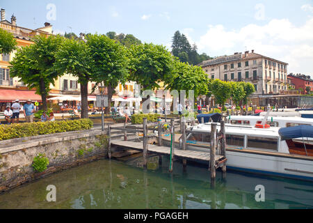 La Piazza Motta e dal lungolago docks formano il cuore di Orta San Giulio, a pedoni-solo il gioiello di un villaggio sul lago d'Orta in Italia's Lake District. Foto Stock