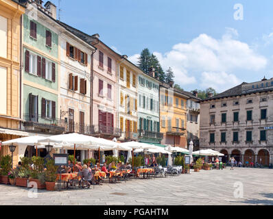 "Soggiorno" di Orta San Giulio i pedoni-solo Piazza Motta si affaccia sul lago d'Orta, il suo lungolago foderato con ippocastani. Una serie di m Foto Stock