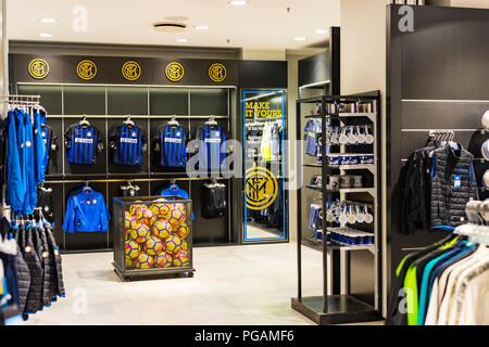 7 giugno 2018, Milano, Italia: Store ufficiale FC Inter e Milan ,  abbigliamento e calzature team di souvenirs e oggettistica per i tifosi  della squadra un Foto stock - Alamy