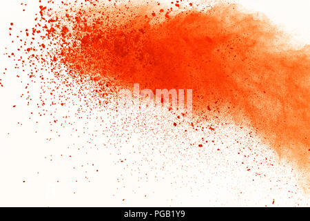 Abstract di polvere colorata esplosione su sfondo bianco. Polvere arancio sbattuto isolare. Cloud colorati. La polvere colorata e Foto Stock