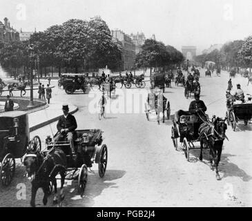 Avenue du Champs Elysees dalla Rond Point all'Arco di Trionfo, Parigi, Francia. Foto Stock